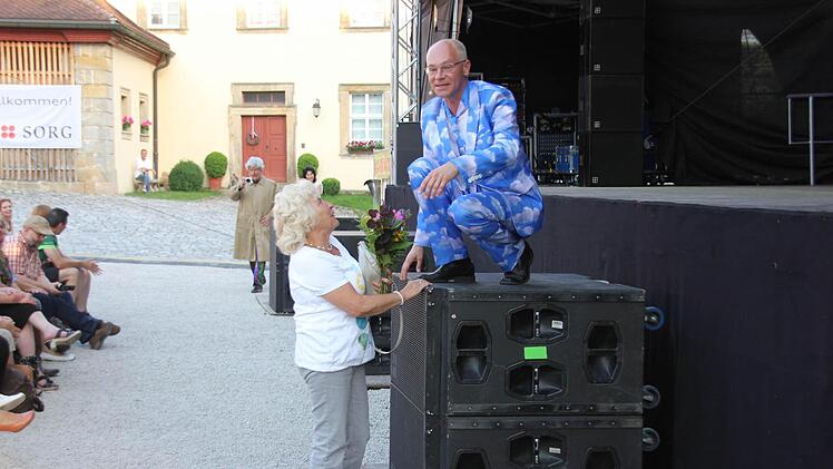 Als vermeintliche Bürgermeisterin bekam dieFrau Ebert aus Eichelberg einen Blumenstrauß.Foto: Ralf Kestel