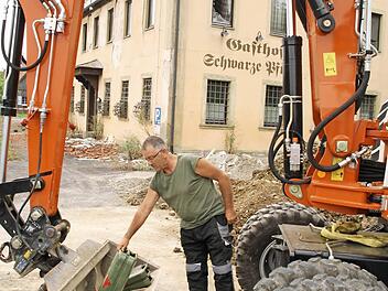 Wolfgang Schumann hat seinen Bagger zwar vor der Ruine des ehemaligen Gasthofes "Schwarze Pfütze" geparkt, aber nur kurzzeitig. Foto: Paul Ziegler