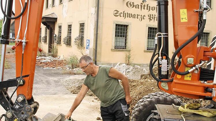 Wolfgang Schumann hat seinen Bagger zwar vor der Ruine des ehemaligen Gasthofes "Schwarze Pfütze" geparkt, aber nur kurzzeitig. Foto: Paul Ziegler