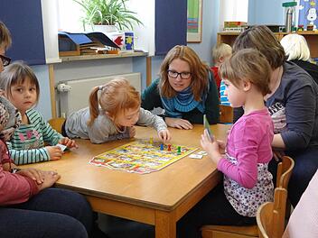 Mit der Spielothek, die im Eberner Kindergarten "Arche Noah" den Familien ab sofort zu Verfügung steht, soll die Spielkultur daheim gestärkt werden. Fotos: Johanna Eckert