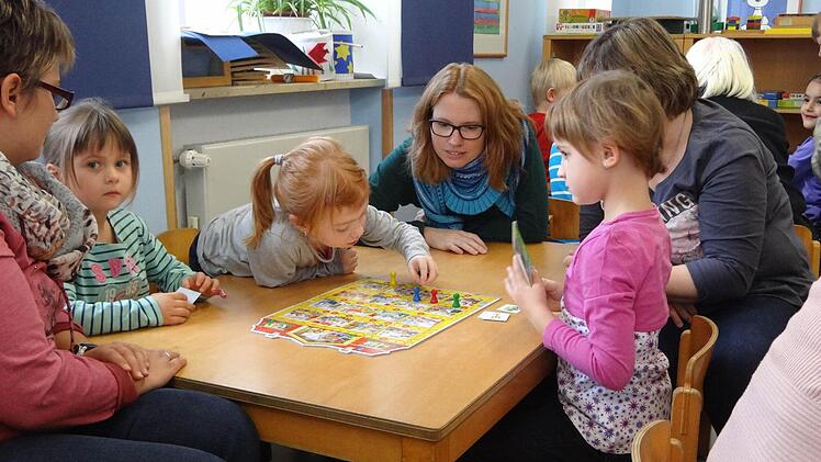 Mit der Spielothek, die im Eberner Kindergarten "Arche Noah" den Familien ab sofort zu Verfügung steht, soll die Spielkultur daheim gestärkt werden. Fotos: Johanna Eckert
