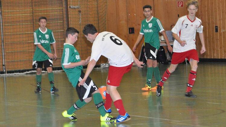 Die SG Wilhelmsthal (weiße Trikots) und die SG Neukenroth haben sich für die Hallenkreismeisterschaft der B-Junioren am heutigen Samstag in Kronach qualifiziert. Außerdem sind noch der DJK-SV Neufang und die SG Haig aus dem Landkreis Kronach dabei. Foto: Herbert Kalb