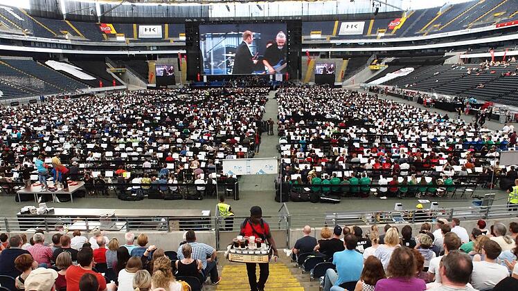 7548 Musiker waren am Weltrekord im Frankfurter Fußball-Stadion beteiligt. Foto: Harald Beyer