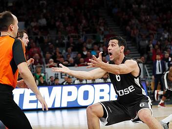 Nikos Zisis beschwert sich beim portugiesischen Schiedsrichter Sergio Silva über einen ausgebliebenen Foulpfiff. Foto: Daniel Löb