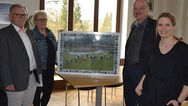 Hubert Rothenanger verabschiedet sich, dabei sind Personalratsvorsitzende Kerstin Neugebauer-K&uuml;hl, der stellvertretende Beh&ouml;rdenleiter Uwe Seidl, und Alexandra Hofmeier, die Nachfolgerin von Hubert Rothenanger (v.l.).  Foto: Angela Wachenbr&ouml;nner