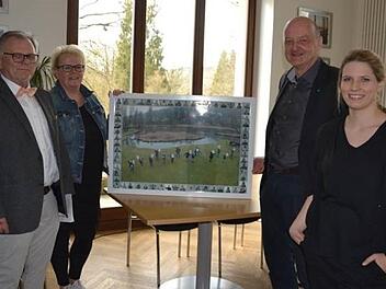 Hubert Rothenanger verabschiedet sich, dabei sind Personalratsvorsitzende Kerstin Neugebauer-Kühl, der stellvertretende Behördenleiter Uwe Seidl, und Alexandra Hofmeier, die Nachfolgerin von Hubert Rothenanger (v.l.).  Foto: Angela Wachenbrönner