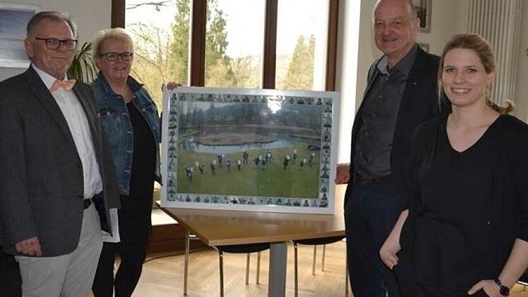 Hubert Rothenanger verabschiedet sich, dabei sind Personalratsvorsitzende Kerstin Neugebauer-Kühl, der stellvertretende Behördenleiter Uwe Seidl, und Alexandra Hofmeier, die Nachfolgerin von Hubert Rothenanger (v.l.).  Foto: Angela Wachenbrönner