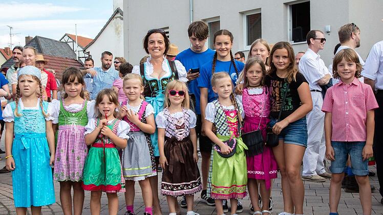 Im feschen Dirndl zeigten sich die Girlies im Kontrast zu ihrem "Quotenmann"