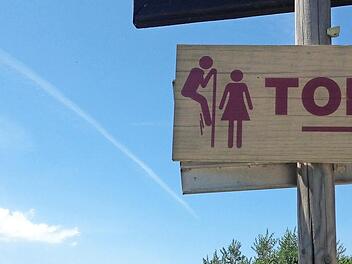 Dieses Toiletten-Schild entdeckte ein Forchheimer im Urlaub am Gardasee.  Foto: rup
