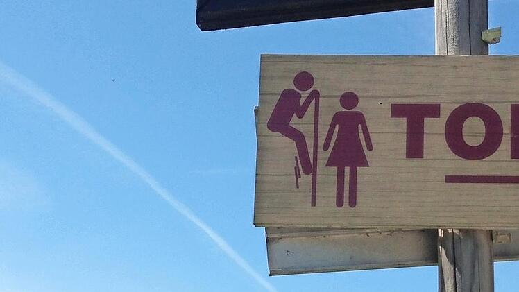 Dieses Toiletten-Schild entdeckte ein Forchheimer im Urlaub am Gardasee.  Foto: rup