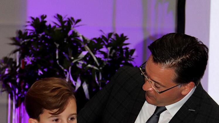 Der jüngste Hobbykünstler der Gemeinde, Finn Preller, zeigt stolz seinen aus Kaffeekapseln gefertigten Schmuck.