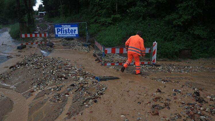 ie Einsatzkräfte der Feuerwehr waren im Dauereinsatz. Am Mittwoch zog ein Unwetter über weite Teile Oberfrankens uns sorgte für überflutete Straßen und vollgelaufene Keller. Erbsengroße Hagelkörner waren auch dabei. Foto:  NEWS5/Merzbach