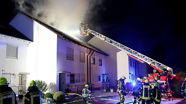G&uuml;nzburg: Einsatzkr&auml;fte der Feuerwehr l&ouml;schen den Brand in einem Dachstuhl. Bei einem heftigen Unwetter haben in Schwaben und Oberbayern zwei Blitze in Geb&auml;ude eingeschlagen. In G&uuml;nzburg verursachte ein Blitz einen Dachstuhlbrand in einem Reihenhaus, In M&uuml;nchen stand der komplette Verkehr zeitweise still. Foto: Mario Obeser/dpa