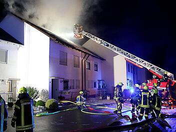 Günzburg: Einsatzkräfte der Feuerwehr löschen den Brand in einem Dachstuhl. Bei einem heftigen Unwetter haben in Schwaben und Oberbayern zwei Blitze in Gebäude eingeschlagen. In Günzburg verursachte ein Blitz einen Dachstuhlbrand in einem Reihenhaus, In München stand der komplette Verkehr zeitweise still. Foto: Mario Obeser/dpa