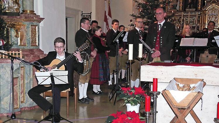 Wie bei den letzten Weihnachtskonzerten in der Pfarrkirche in Lahm ist wieder Marcel Schuberth an der Gitarre dabei. Foto: Heike Schülein/Archiv