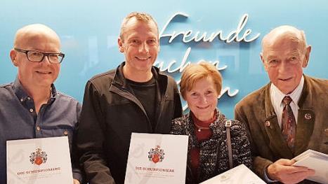 Bei der Präsentation der Unternehmensgeschichte (v.l.): Texter Olaf Willett, Robert Landgraf, Lilli Landgraf und Egon Landgraf. Foto: E. Roepert