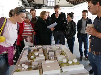 So sieht es  auf einem Teil der ehemaligen  Lagarde-Kaserne, nun Lagarde-Campus in Bamberg zukünftig aus, die Besucher waren sehr interessiert.Foto: Marion Krüger-Hundrup