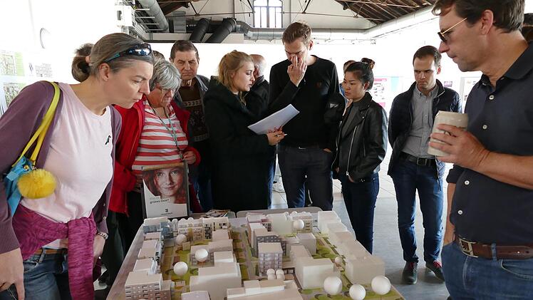 So sieht es  auf einem Teil der ehemaligen  Lagarde-Kaserne, nun Lagarde-Campus in Bamberg zukünftig aus, die Besucher waren sehr interessiert.Foto: Marion Krüger-Hundrup