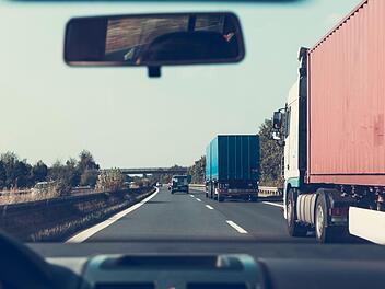 In der Nacht auf Freitag fuhr ein Lkw auf der A72 bei K&ouml;ditz r&uuml;ckw&auml;rts &uuml;ber die Autobahn. Danach kam es zu einem schweren Unfall. Symbolfoto: StockSnap/Pixabay.com