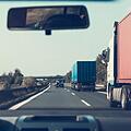 In der Nacht auf Freitag fuhr ein Lkw auf der A72 bei Köditz rückwärts über die Autobahn. Danach kam es zu einem schweren Unfall. Symbolfoto: StockSnap/Pixabay.com