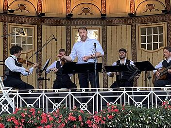 Heitere Unterhaltung im Kurgarten: Bassist Günther Groissböck und die Neuen Wiener Concert Schrammeln