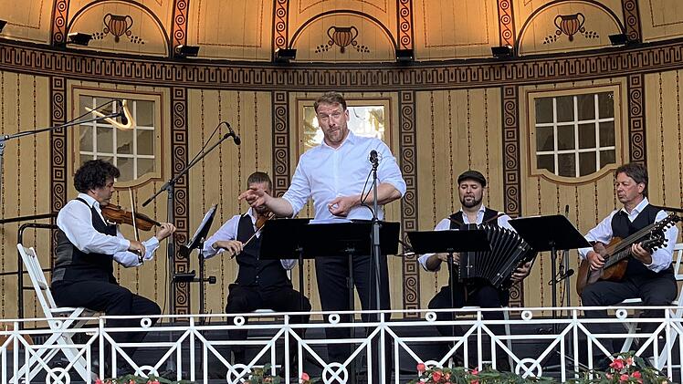 Heitere Unterhaltung im Kurgarten: Bassist Günther Groissböck und die Neuen Wiener Concert Schrammeln