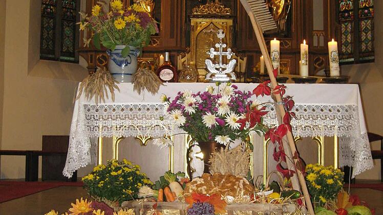Vor dem Volksaltar der Pfarrkirche St. Thomas Wallenfels wurde vom Kath. Frauenbund Wallenfels viele Erntegaben gelegt.