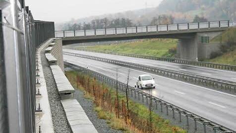Die Brücke in Neuses im Bau - inzwischen ist sie schon fertig und der Verkehr fließt hindurch.  Fotos: Sonja Adam
