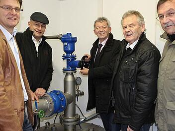 Bürgermeister Johann Kalb nimmt in seiner Eigenschaft als Vorsitzender des Wasserzweckverbands den neuen Brunnen offiziell in Betrieb.  Auf dem Bild, von rechts: ZWE-Geschäftsführer Richard Hubert, Heribert Weber (Bürgermeister Gemeine Hallerndorf),  Johann Kalb, Claus Schwarzmann (Bürgermeiseter Marktgemeinde Eggolsheim), Karl-Heinz Wagner (Bürgermeister Altendorf) Foto: privat