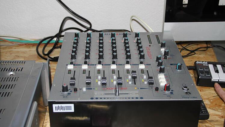Ein Mischpult steht daneben und...