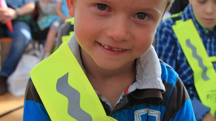 Übergabe der Sicherheitsdreiecke zum Schulanfang 2014 in Münnerstadt. Fotos: Paul Ziegler/Heike Beudert