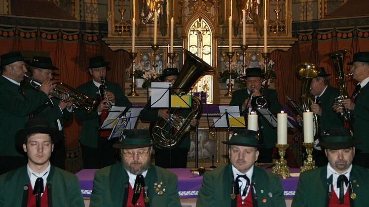 Der Volkstrachtenverein "Zechgemeinschaft" Neukenroth konnten beim traditionellen Adventsingen die Besucher mit Geschichten und Liedern zur Weihnacht erfreuen.  Foto: Joachim Beez