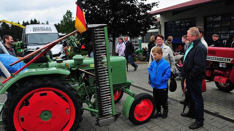 Jung und Alt bestaunten die historischen Traktoren.