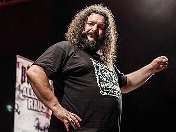 Er hat die Haare schön: Bembers beehrt am Freitag, 22. April,die Kulmbacher mit seinem neuen Programm. Foto: Adrian Keidel