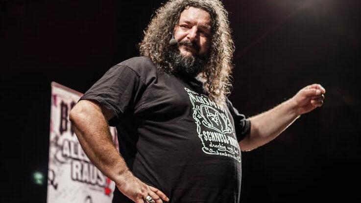 Er hat die Haare schön: Bembers beehrt am Freitag, 22. April,die Kulmbacher mit seinem neuen Programm. Foto: Adrian Keidel
