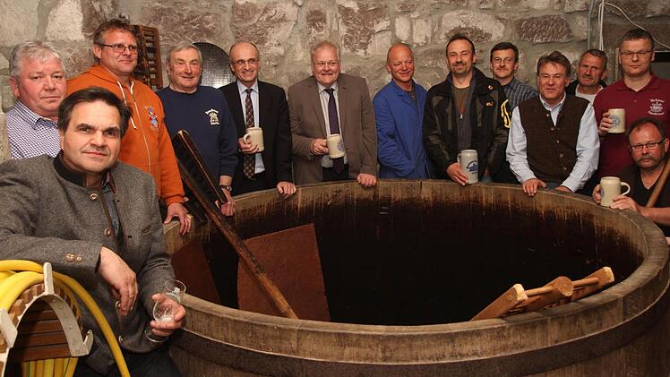 Die Vertreter der "Kommunalbräuhäuser" mit Moderator Norbert Hümmer (links) sowie dem Dörfliser Organisator Horst Hornung (Vierter v. l.) neben Landrat Schneider und Bürgermeister Claus Bittenbrünn  Fotos: Günter Geiling