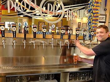 Tim Bock versichert: Aus den Zapfhähnen von Prost-Brewing fließt nur Bier nach deutscher Brauart. Fotos: Armin E. und Ursula Möller