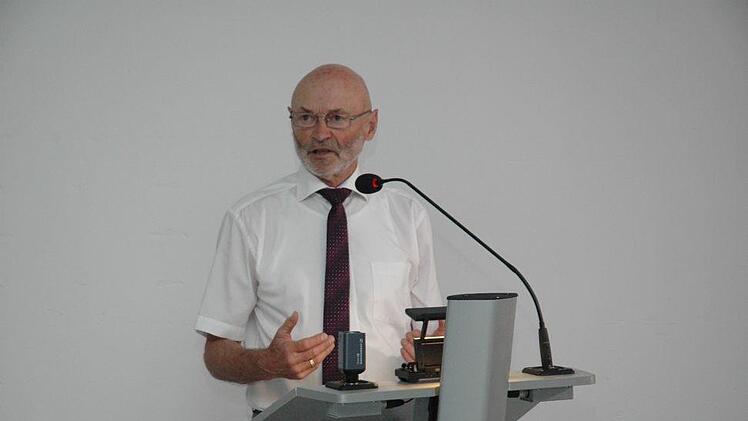 Der ehemalige Sonneberger Landrat Reiner Sesselmann berichtete aus seiner Zeit in der DDR und ruft zur Wahrung der Demokratie auf. Foto: Edwin Meißinger