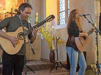 Es war nicht das erste Mal, dass die fränkische Sängerin Suzan Baker mit ihrem thüringischen Partner Dennis Lüddicke ihr Publikum in der evangelischen Kirche in Schwürbitz begeisterte. Foto: Klaus Gagel