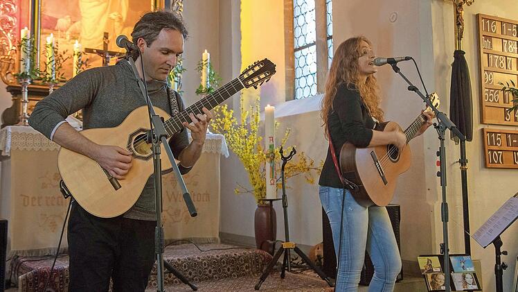 Es war nicht das erste Mal, dass die fränkische Sängerin Suzan Baker mit ihrem thüringischen Partner Dennis Lüddicke ihr Publikum in der evangelischen Kirche in Schwürbitz begeisterte. Foto: Klaus Gagel