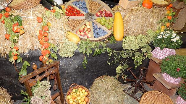 Traditionell mit Erntefr&uuml;chten dekoriert war die B&uuml;hne in der Festhalle. Foto: Horst Wunner