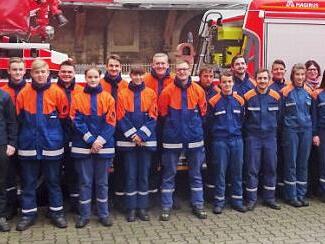 Die teilnehmenden Jugendlichen mit den Wertungsrichtern aus dem Landkreis: (v.l.) Kreisjugendfeuerwehrwart Dirk Raupach (3. v. l.), Kreisbrandinspektor Matthias Schuhb&auml;ck (rechts), Matthias Zapf, Fabian Schuhb&auml;ck und Christian Kahl (4., 5. u. 6. v. rechts) und ihren Betreuern Foto: Matthias Schuhb&auml;ck