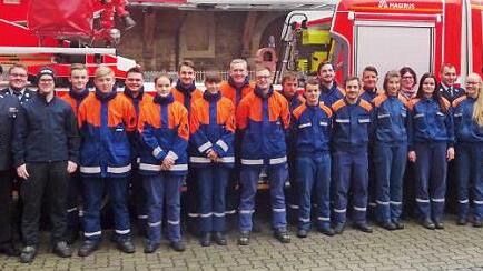 Die teilnehmenden Jugendlichen mit den Wertungsrichtern aus dem Landkreis: (v.l.) Kreisjugendfeuerwehrwart Dirk Raupach (3. v. l.), Kreisbrandinspektor Matthias Schuhb&auml;ck (rechts), Matthias Zapf, Fabian Schuhb&auml;ck und Christian Kahl (4., 5. u. 6. v. rechts) und ihren Betreuern Foto: Matthias Schuhb&auml;ck