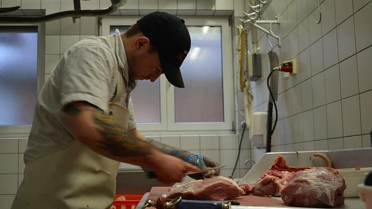 Metzger Andreas Meusel zerteilt das Fleisch fachmännisch Foto: Ronald Heck