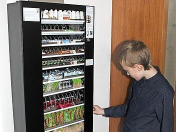 Am Anfang ungewohnt, doch dann war nach kurzer Einweisung alles klar und der Automat spuckte nach entsprechender Bezahlung das aus, was man wollte. Fotos: Thorsten Sch&ouml;tz