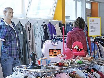 Überall in Deutschland bieten Sozialkaufhäuser Jobs und eine große Auswahl gebrauchter, gespendeter Waren für kleines Geld. Foto: Stefan Puchner, dpa