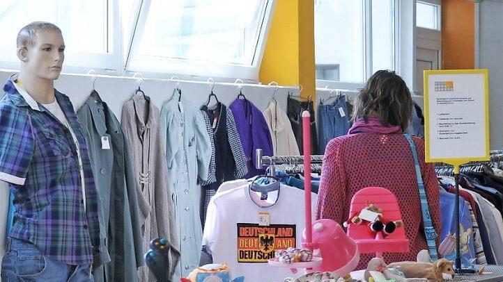 Überall in Deutschland bieten Sozialkaufhäuser Jobs und eine große Auswahl gebrauchter, gespendeter Waren für kleines Geld. Foto: Stefan Puchner, dpa