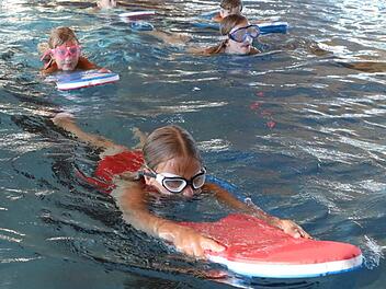 Wenn Vereine mit Kindern arbeiten, ihnen beispielsweise das Schwimmen beibringen, gibt es rechtlich einiges zu beachten, wie Rechtsanwalt Benjamin H. Eismann im Interview erklärt.  Symbolbild: Archiv/Barbara Herbst