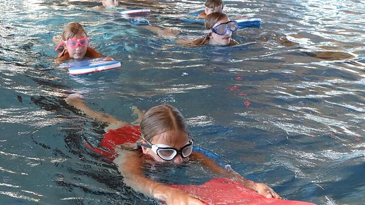 Wenn Vereine mit Kindern arbeiten, ihnen beispielsweise das Schwimmen beibringen, gibt es rechtlich einiges zu beachten, wie Rechtsanwalt Benjamin H. Eismann im Interview erklärt.  Symbolbild: Archiv/Barbara Herbst