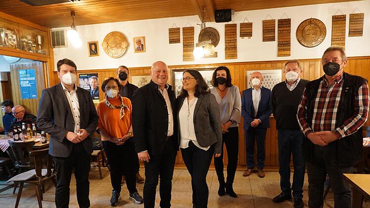 Nominierung von Georg Seiffert zum CSU-Bürgermeisterkandidaten für Bischofsheim. Das Bild zeigt von links: Sandro Kirchner (MdL), Bezirksrätin Karin Renner, Kreisvorsitzender Christoph Herbert, Georg und Michaela Seiffert, Dorothee Bär (MdB), Landrat Thomas Habermann, Paul Dinkel (CSU Ortsverband Unterweißenbrunn) und Manfred Markert (CSU Ortsverband Bischofsheim). Foto: Marion Eckert
